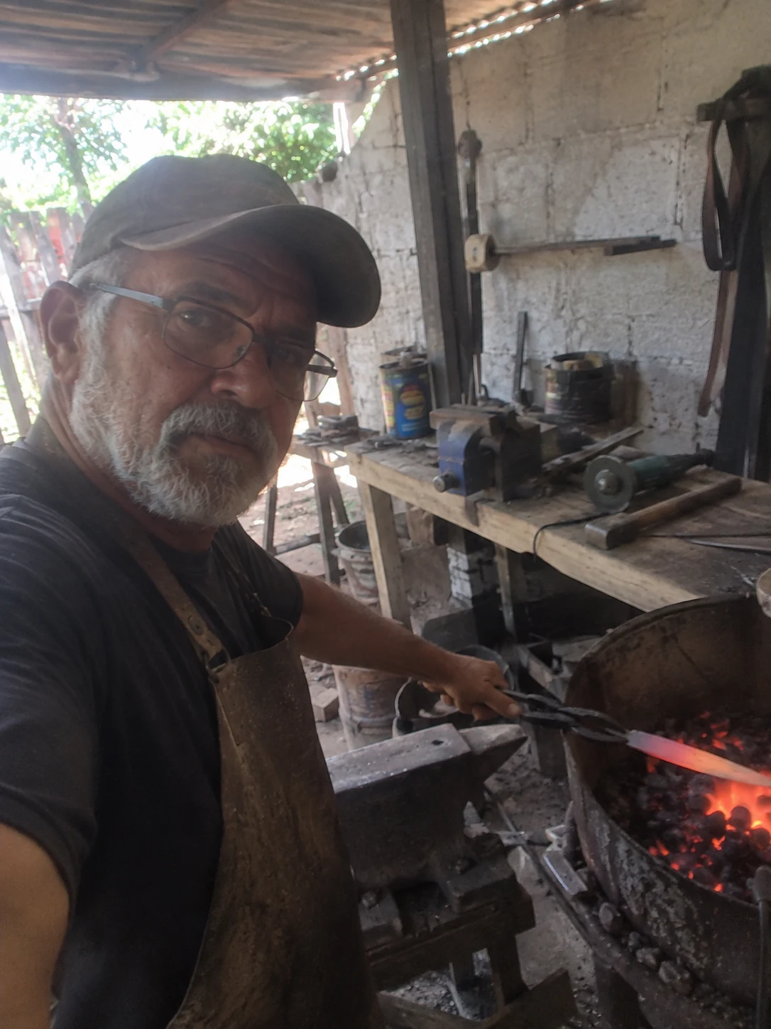 Cuteleiro segurando uma lâmina em sua oficina