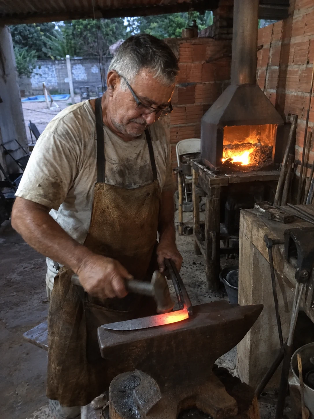 Cuteleiro trabalhando uma lâmina na bigorna